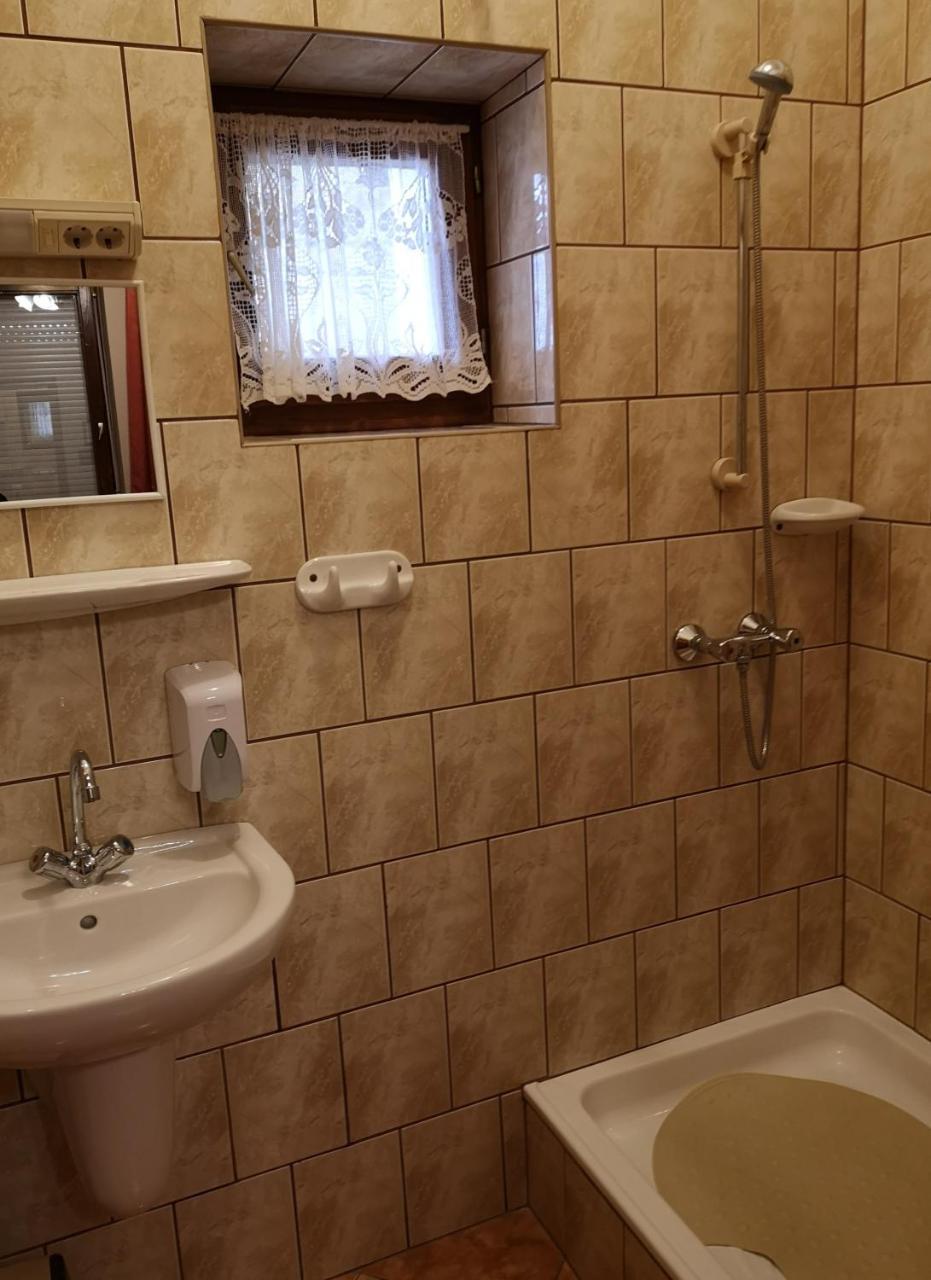 Szuts Panzio Bed and Breakfast Fertőrákos Εξωτερικό φωτογραφία